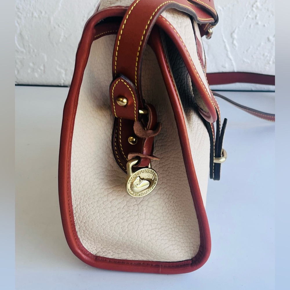 VINTAGE DOONEY AND BOURKE  BEIGE/CREAM ESSEX AWL SHOULDER CROSSBODY BAG TAN TRIM - Picture 6 of 16